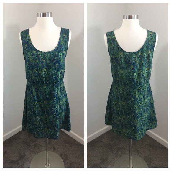 Ali & Kris Dresses & Skirts - Ali & Kris peacock printed dress